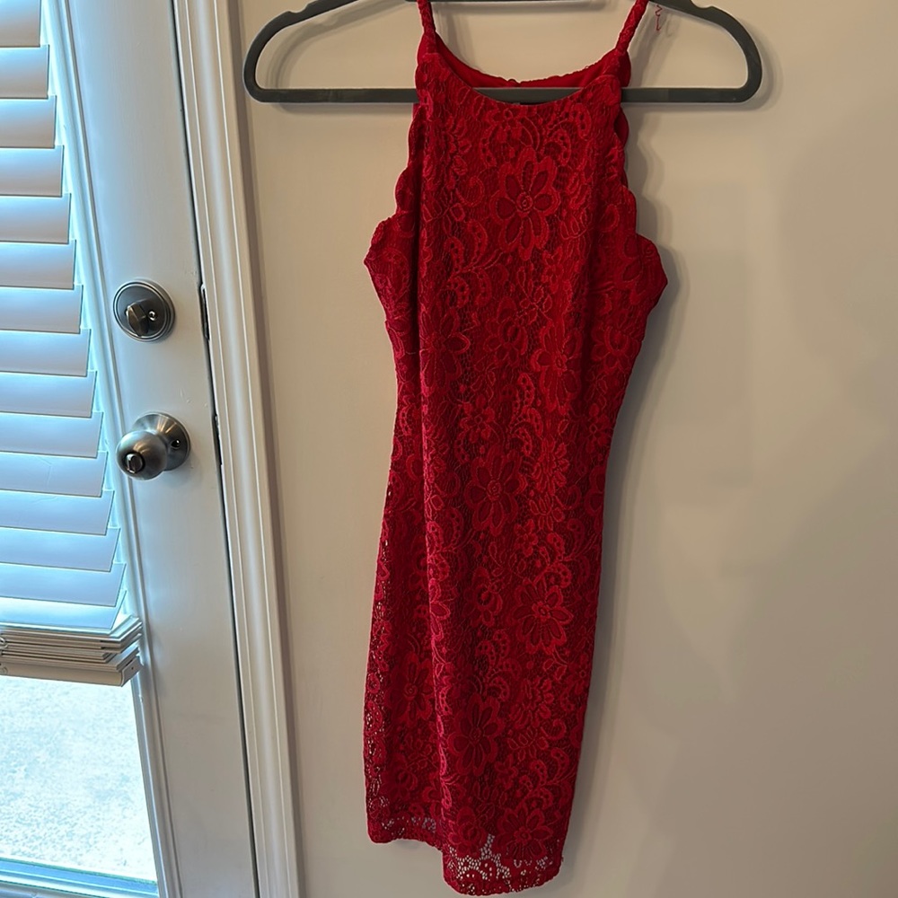 Red sleeveless lace dress